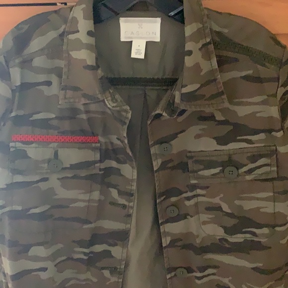 Like new camo light weight coat - Picture 3 of 3